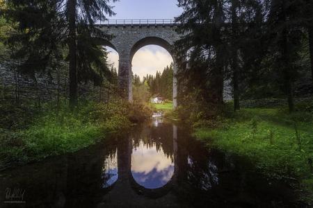 železniční most viadukt z příslušenstvím z řekou a údolím