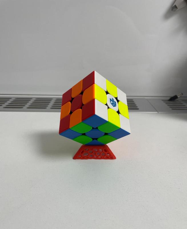 Rubik cube holder with voronoi pattern