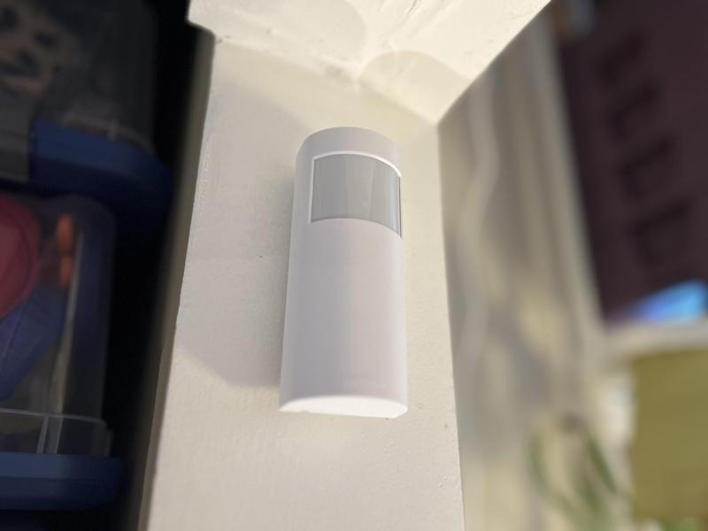 Angled wall-mount bracket for Lutron Caséta motion sensor