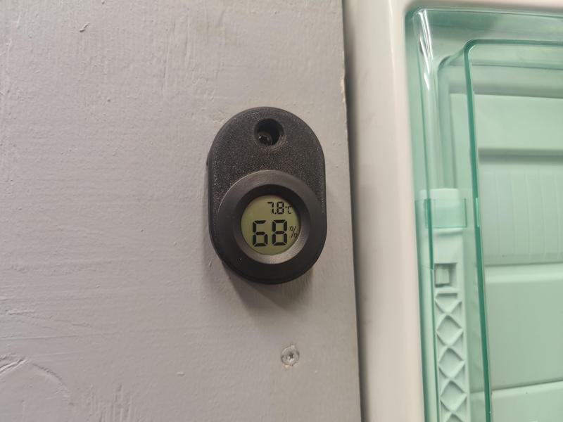 wall mount for round hygrometer