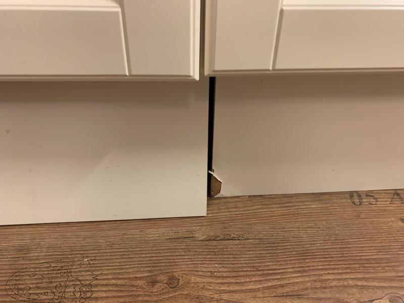 Abdeckung für defekte Sockelleiste Küchenzeile