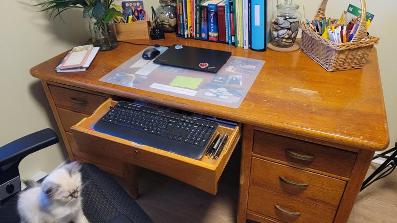 Xerses - Keyboard stand for antique teacher's desk