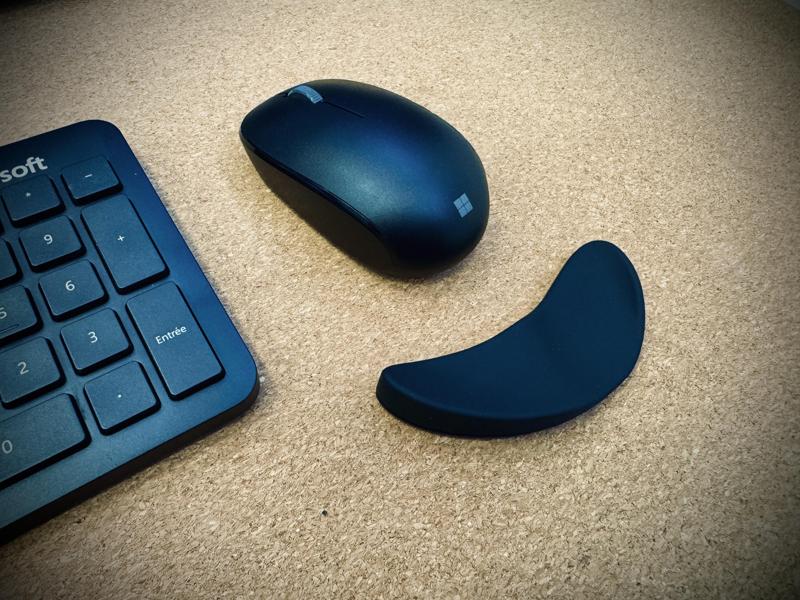Ergonomic mouse wrist rest