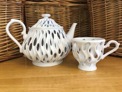Malfunctioning Teapot and Teacup