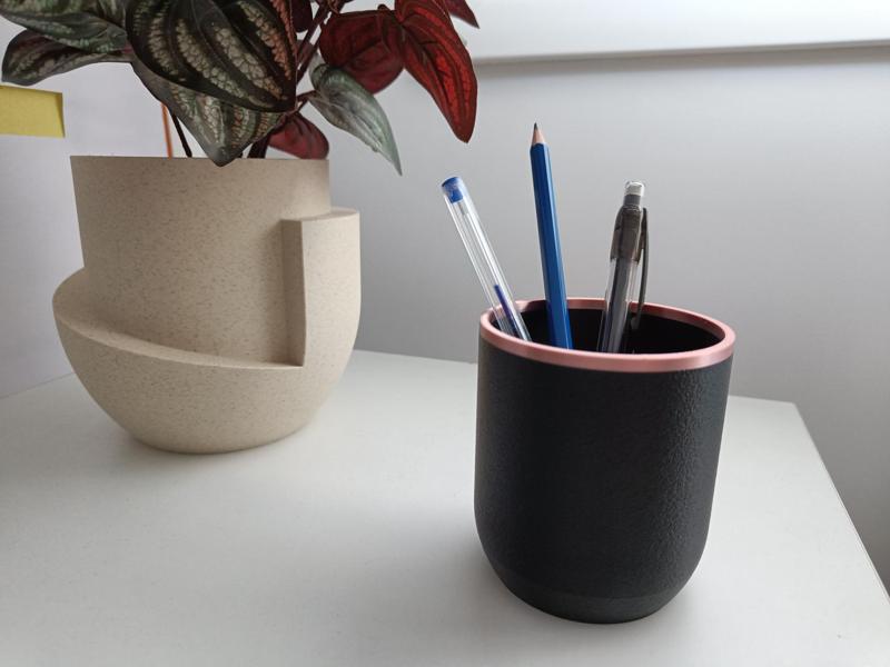 Modern Pen Holder – Matte Black with Copper Rim