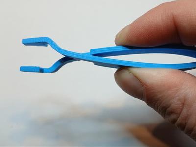 Self-closing tweezers