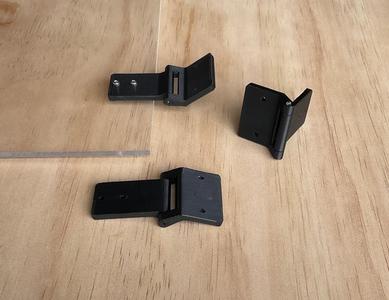 Hinge to fix a door to e.g. an enclosure   
