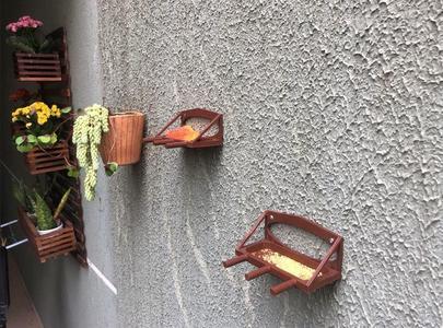 Wall free bird feeder