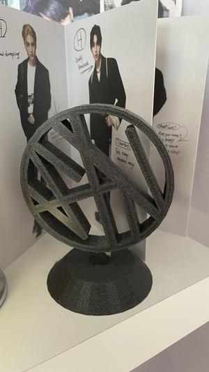 StrayKids (K-Pop) logo stand