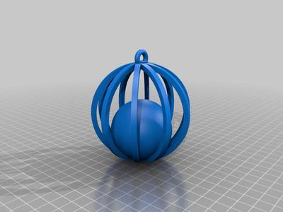 Boule de noël avec une à l'intérieur