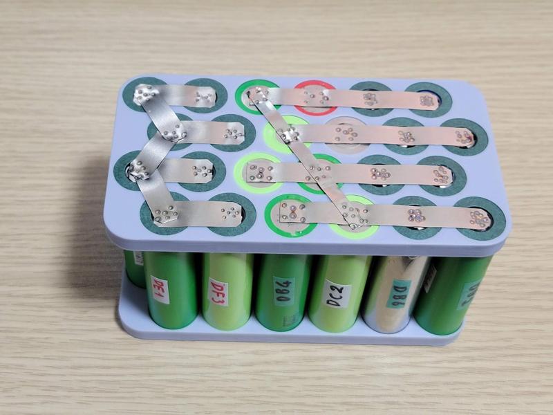 Space efficient parametric fit-all battery holder