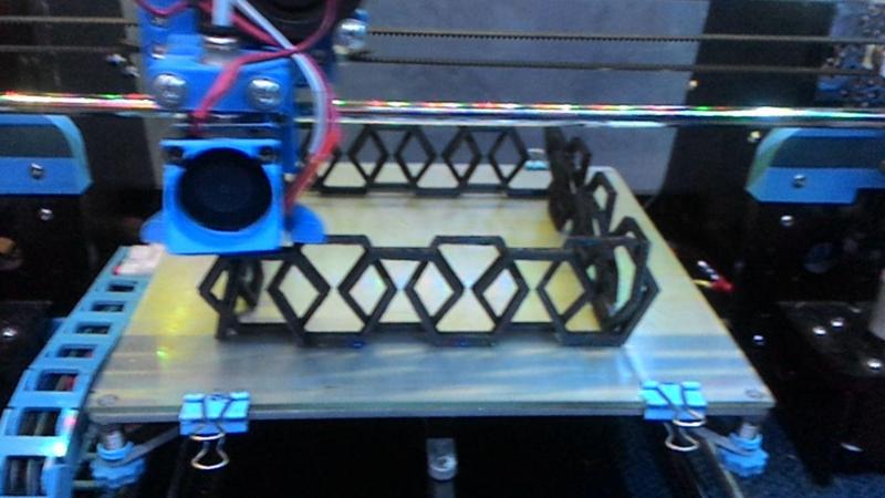 Necklace with hexagonal links