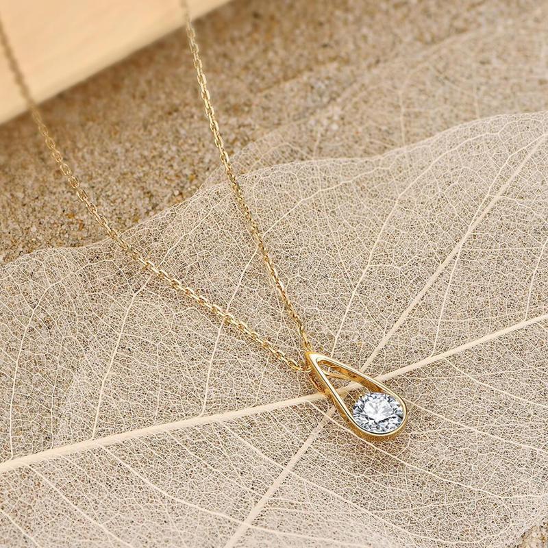 Half carat Women Classic Fashion Solitaire Pendant