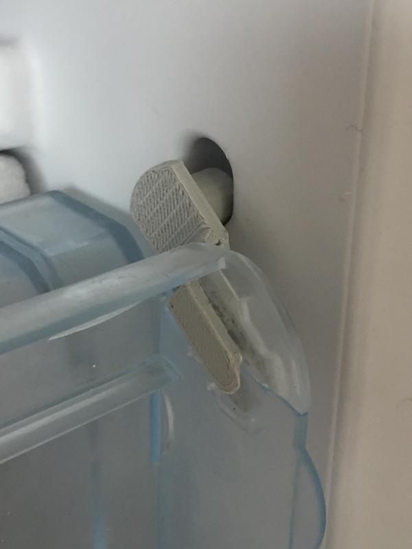 Hinge for a Bosch freezer lid