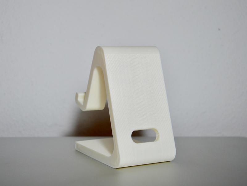 Universal docking station for smartphone and tablet