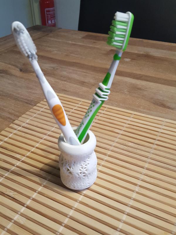 Voronoi toothbrush holder
