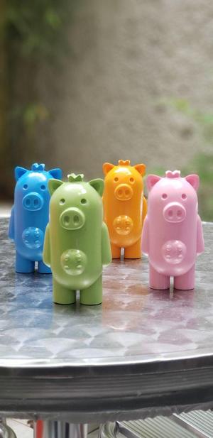 Peer Pig (toy pig with udders and crown)