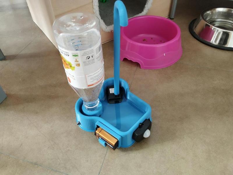 Drinking fountain for cats