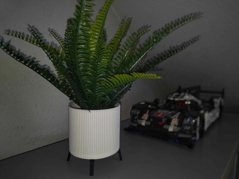 Flowerpot with straight lines
