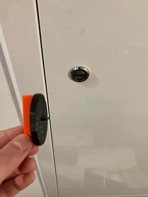 Klíč na box s náhradní baterkou   