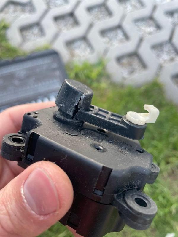 Ford Fiesta Mk7 MKVII - dźwignia kierunku nawiewu, air supply actuator arm