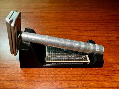 Henson Razor Stand with Blade Box Holder
