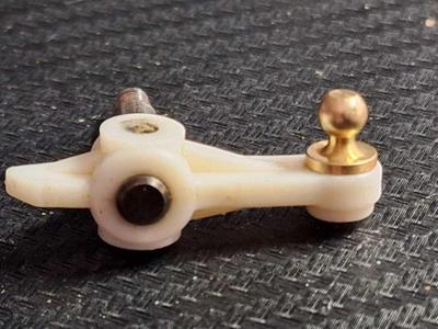 DT-03 Achsschenkel li/re