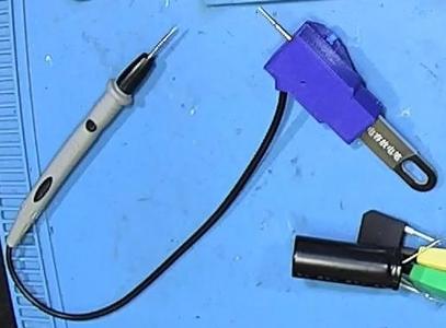 Krabička na vybíjač kondenzátorov s tlačítkom a 1k odporom