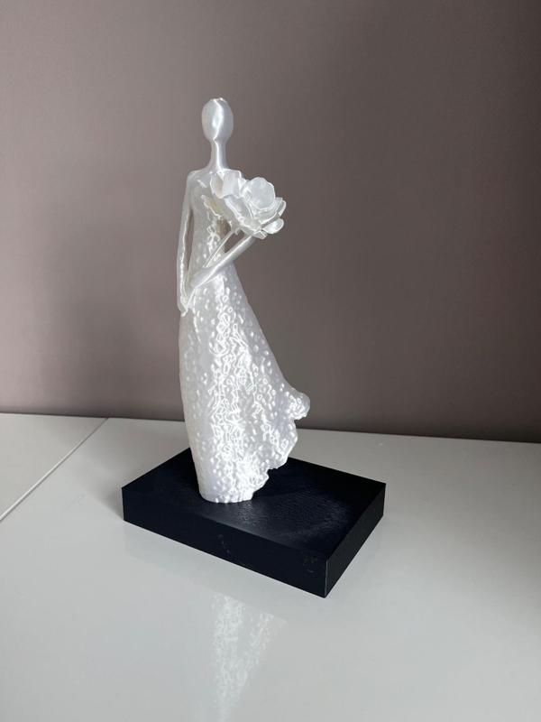 Frau mit Blume / Skulpture