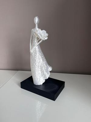 Frau mit Blume / Skulpture