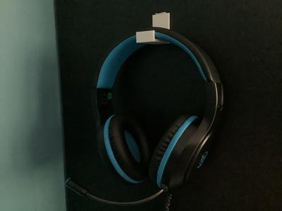 Simple headphone holder