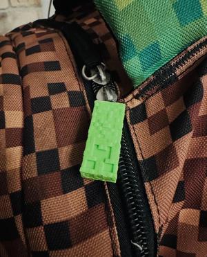 [with release hole] Creeper Zipper Pull using paperclip