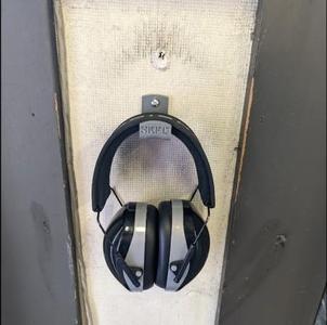 Earmuff hook with one hole