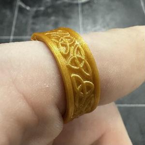 Celtic Ring w 12 Trinity Knots