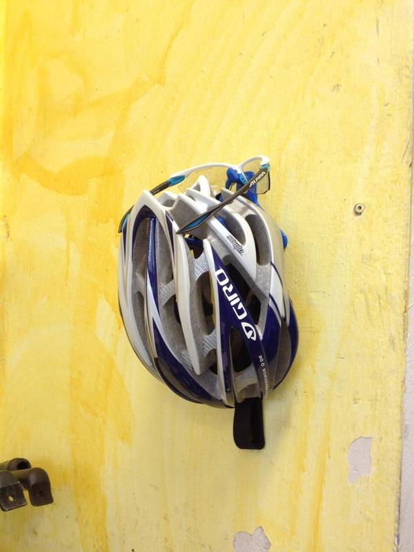 Fahrrad Helm- und Brillenwandhalter / Bicycle Helmet and Glasses Wall Mount
