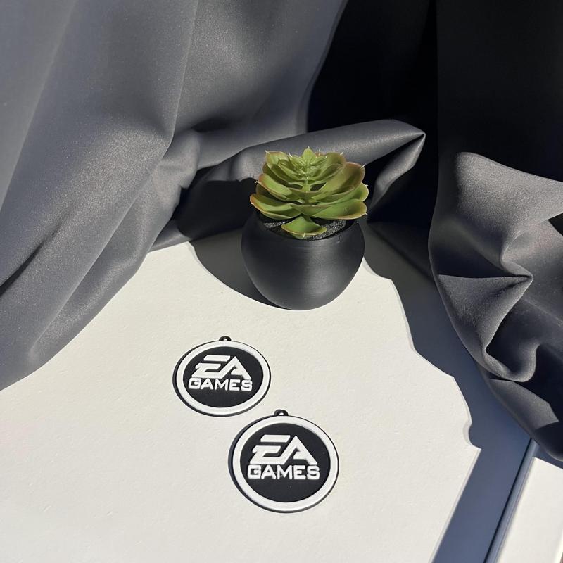 EA GAMES KEYCHAIN