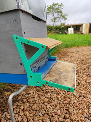 Clip-on support for Dadant hive extension and canopy