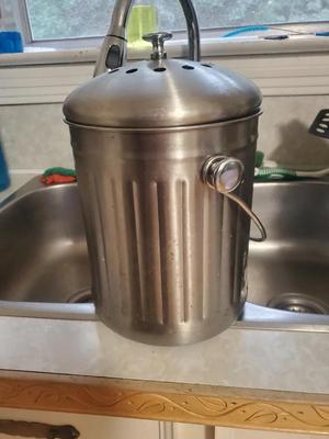 Compost bin filter retainer