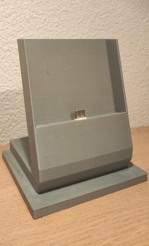 USB-C smartphone charging stand