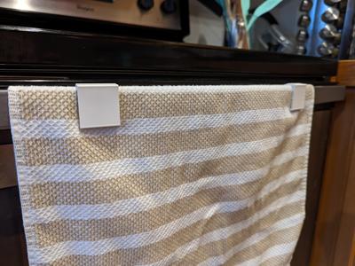 Oven handle towel clip