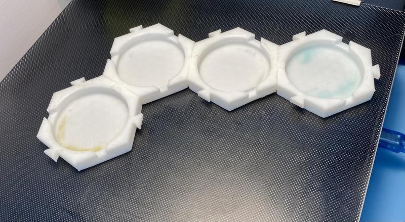 Interlocking coasters (leak preventing, hexagonal)