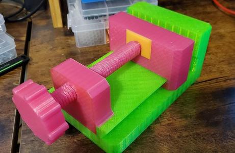 Retainer for 'Small Desktop Vise' by @KDan