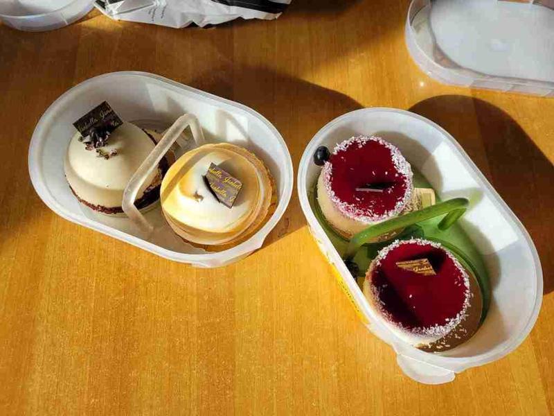 Inlet for transporting tartlets or fairy cakes