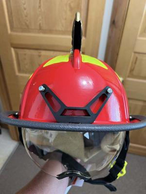 Firefighter helmet mounting bracket for Cairns 1010, 1044 and 880 fronts