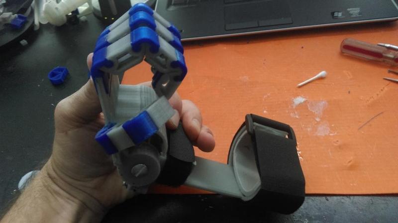 3D prostetic Hand with flexible joints not screws or springs