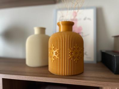 Aurora Ribbed Vase - Christmas Edition