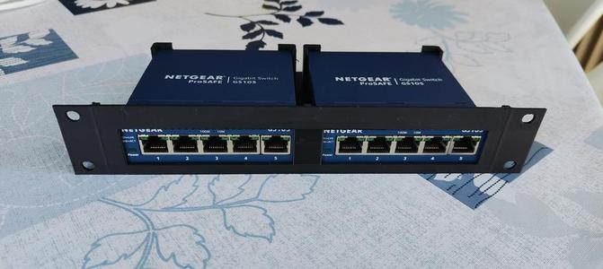 10 inch 2x Netgear GS 105