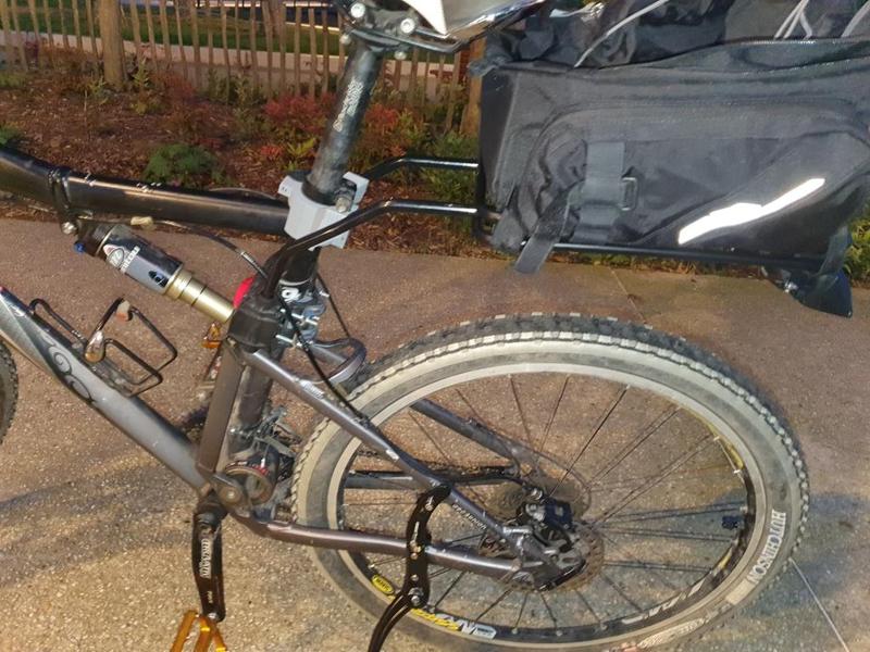 Full-suspension bike rear-rack anti-turn bracket