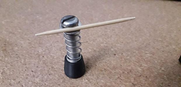 Spring magnetic helping hand