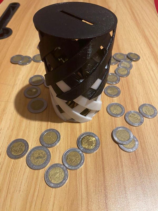 Portalápices, caja o/y alcancia  de paso imposible - Pencil holder, box or/and piggy bank that cannot be passed through